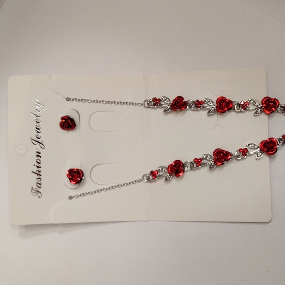 4XHP!! NWT Beautiful Blood Red Sparkling Roses Necklace & Earrings Set! - Picture 3 of 8